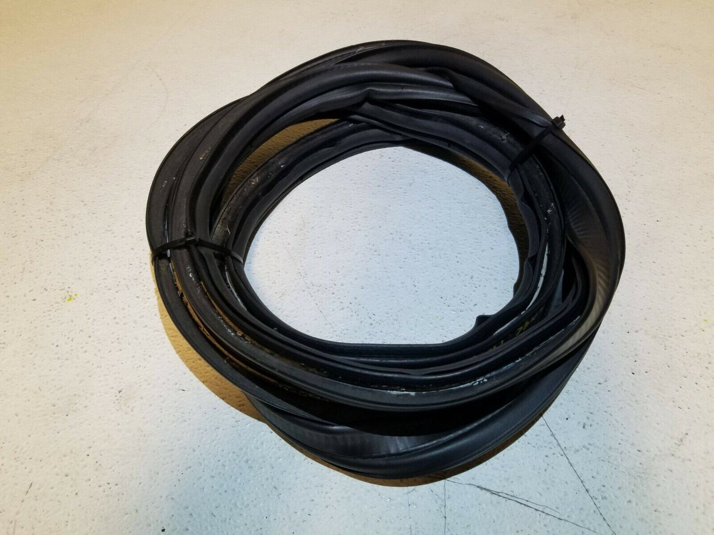 06 07 08 09 Range Rover Sport Rear Trunk Window Weatherstrip Seal OEM