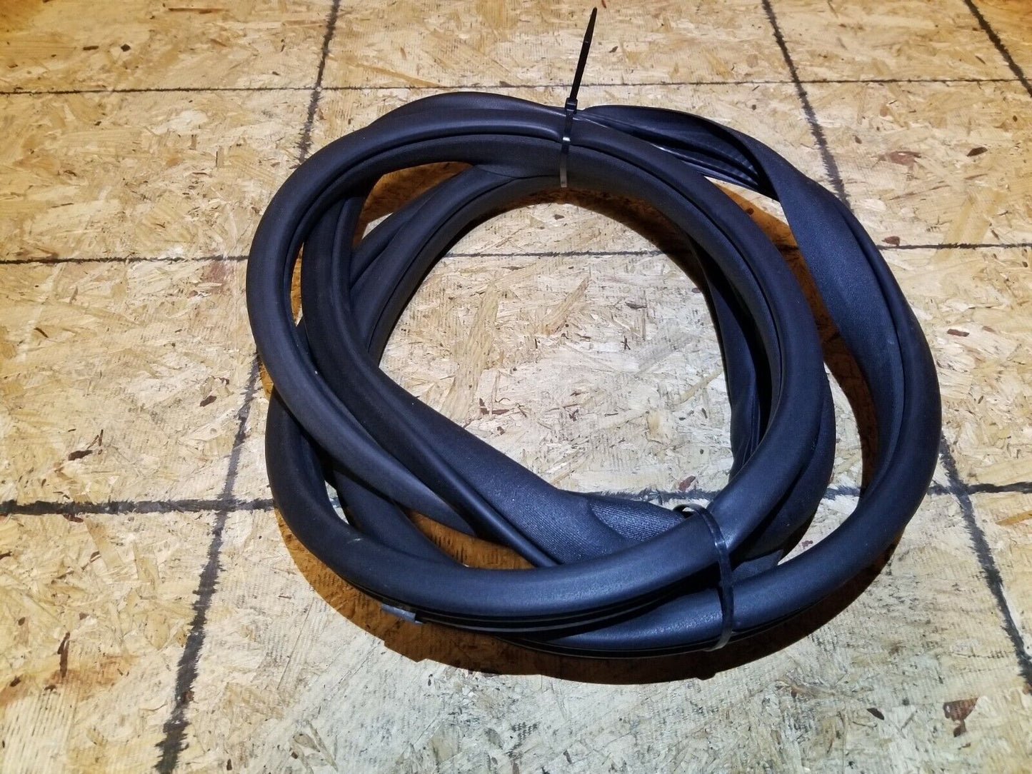 07 08 09 10 Mercedes-benz R350 Rear Right Passenger Door Weatherstrip Seal OEM