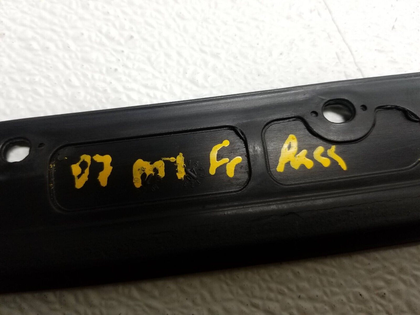 06 07 08 09 10 11 Mercedes Ml500 Door Lower Seal Molding Front Right Pass OEM