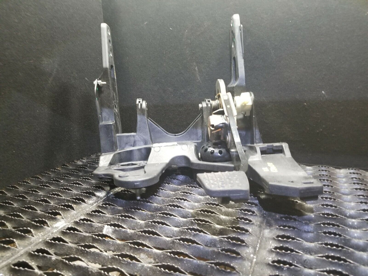 11 12 13 14 15 Chevy Cruze Brake Pedal W/ Mount Bracket Support OEM