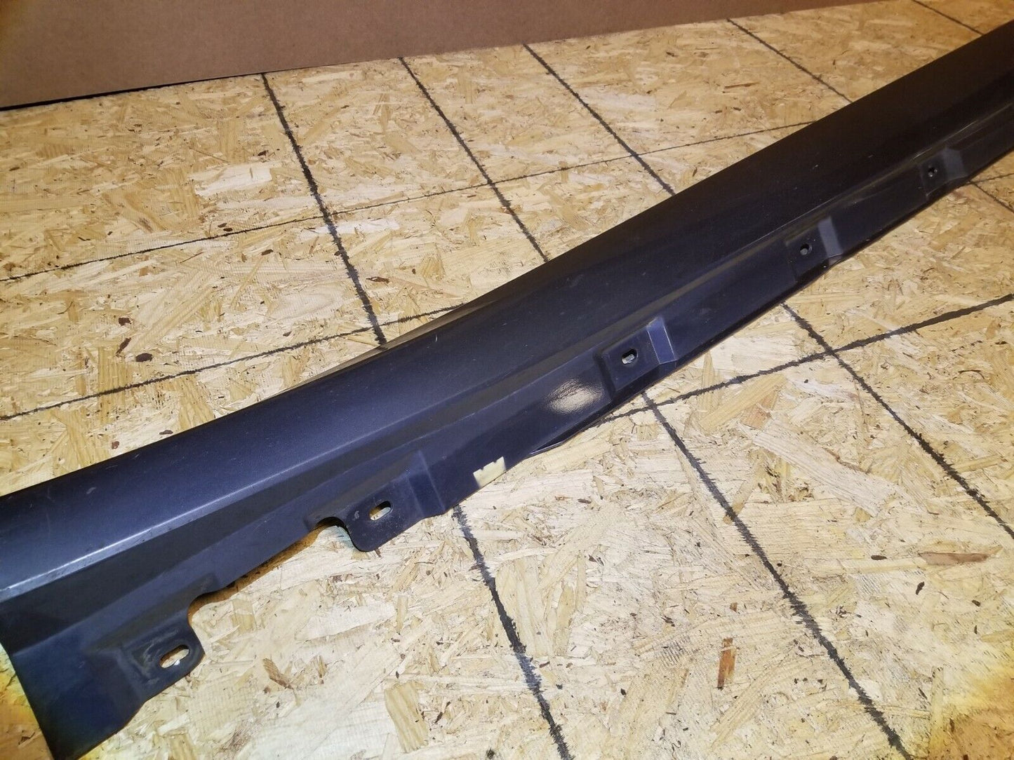 07 08 09 10 Mercedes R350 Left Driver Side Rocker Panel Skirt Molding OEM