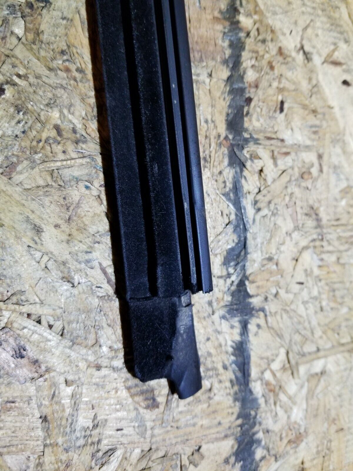 05 06 07 08 09 Volvo S60 Front Right Pass Door Window Belt Seal Molding OEM