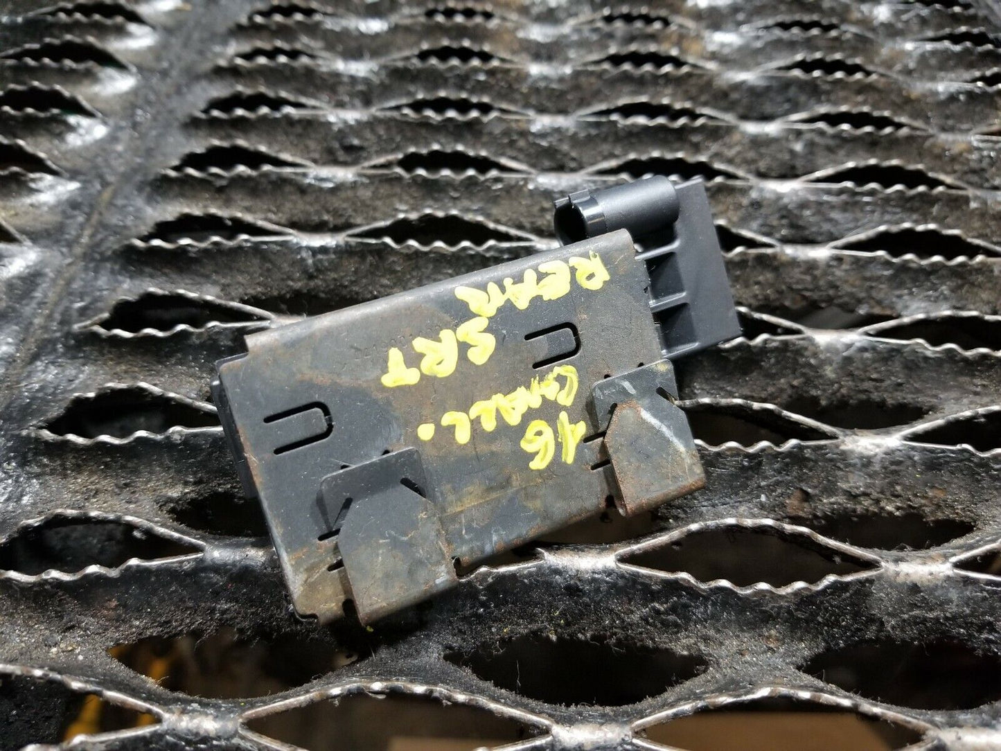 16 17 Dodge Challenger SRT Rear Keyless Entry Smart Key Antenna Module OEM 12k