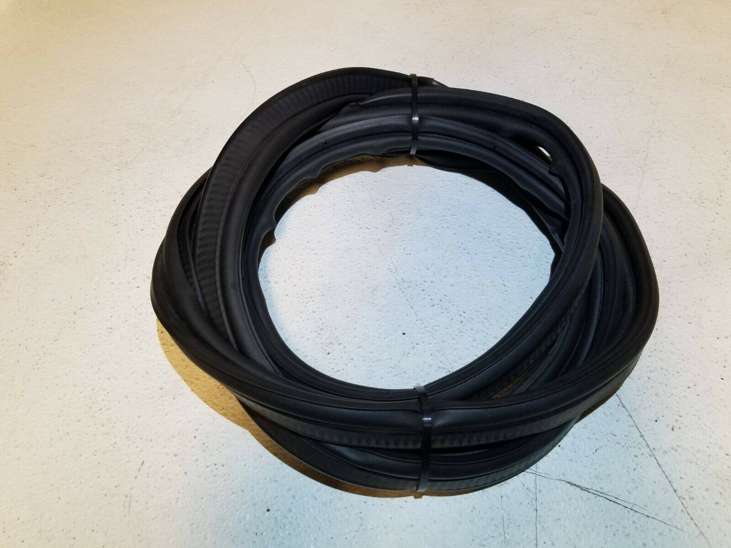 06 07 08 09 Range Rover Sport Rear Trunk Window Weatherstrip Seal OEM