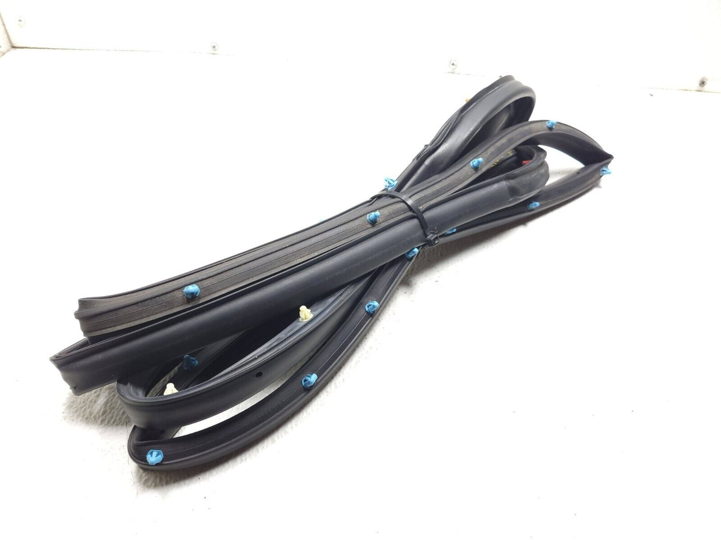 14 15 16 17 18 Jeep Cherokee Rear Door Weatherstrip Seal Passenger Side Rh OEM