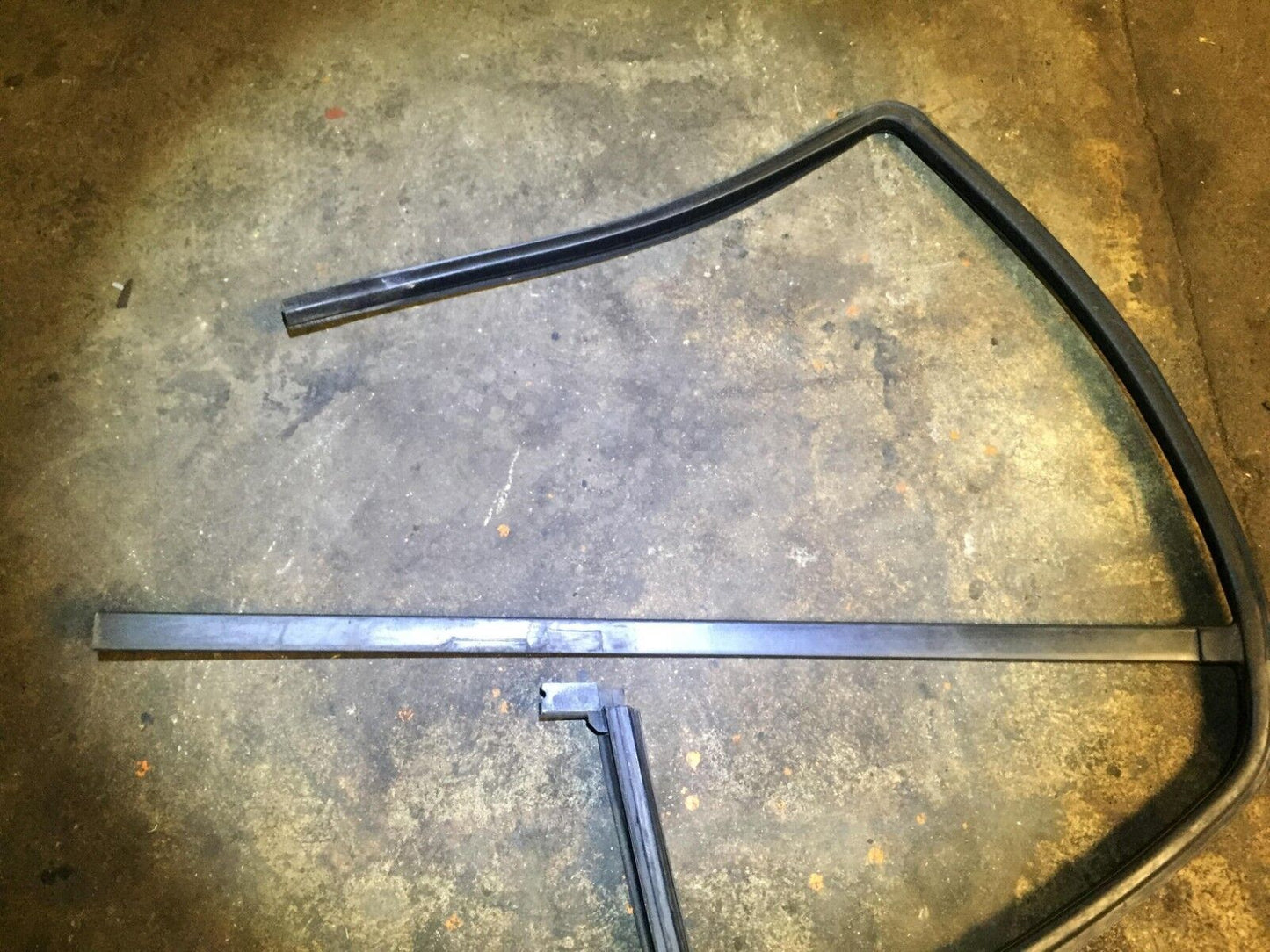 98 99 00 01 Mercedes W163 Ml320 Rear Passenger Outer Weahetstrip Seal OEM D34