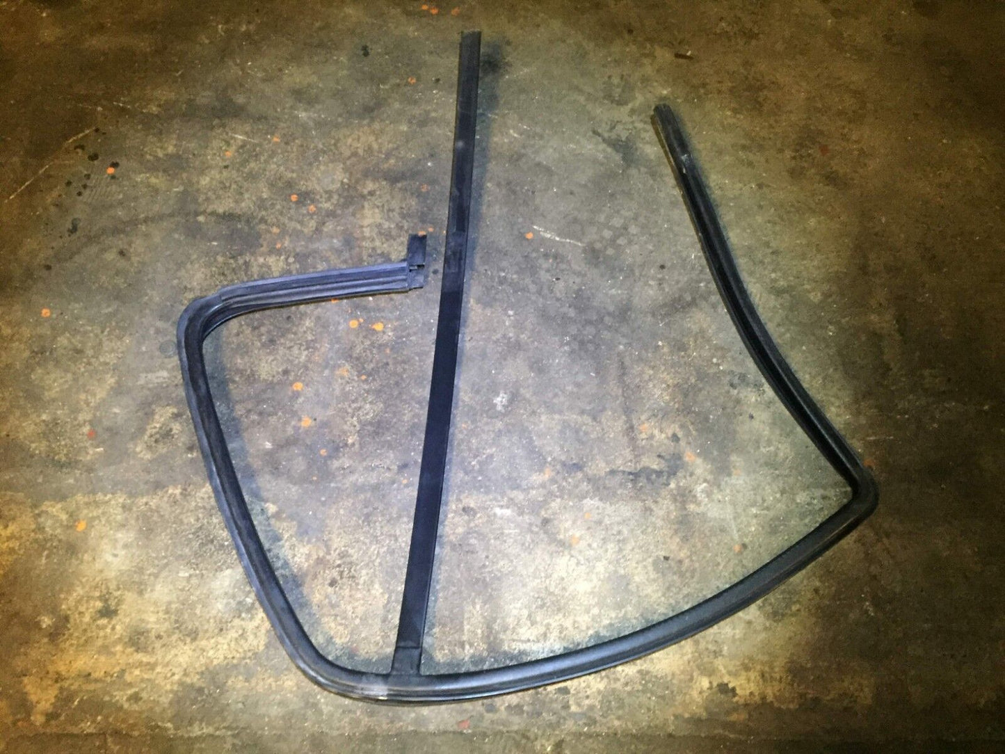98 99 00 01 Mercedes W163 Ml320 Rear Passenger Outer Weahetstrip Seal OEM D34