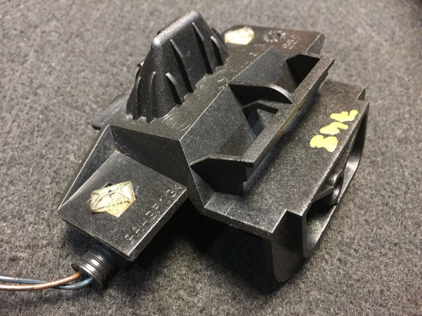 02 03 04 05 BMW E65 E66 Micro Air Housing Mount Bracket Holder 6901647 OEM