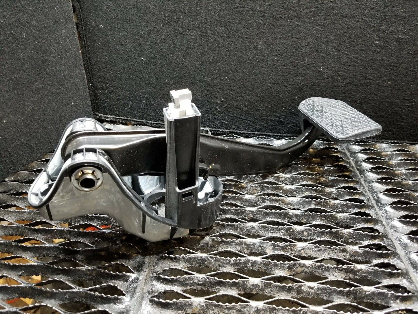 10 11 12 13 Mercedes W212 E350 Brake Stop Pedal OEM 39k