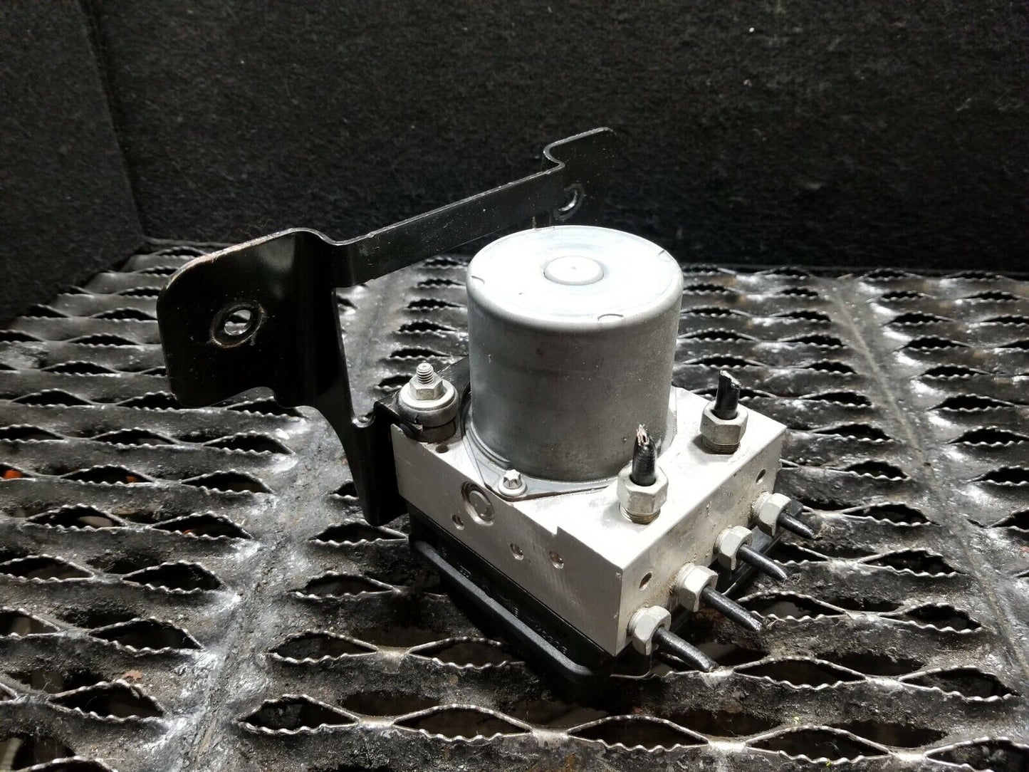 13 14 15 GMC Acadia ABS Anti Lock Brake Pump OEM
