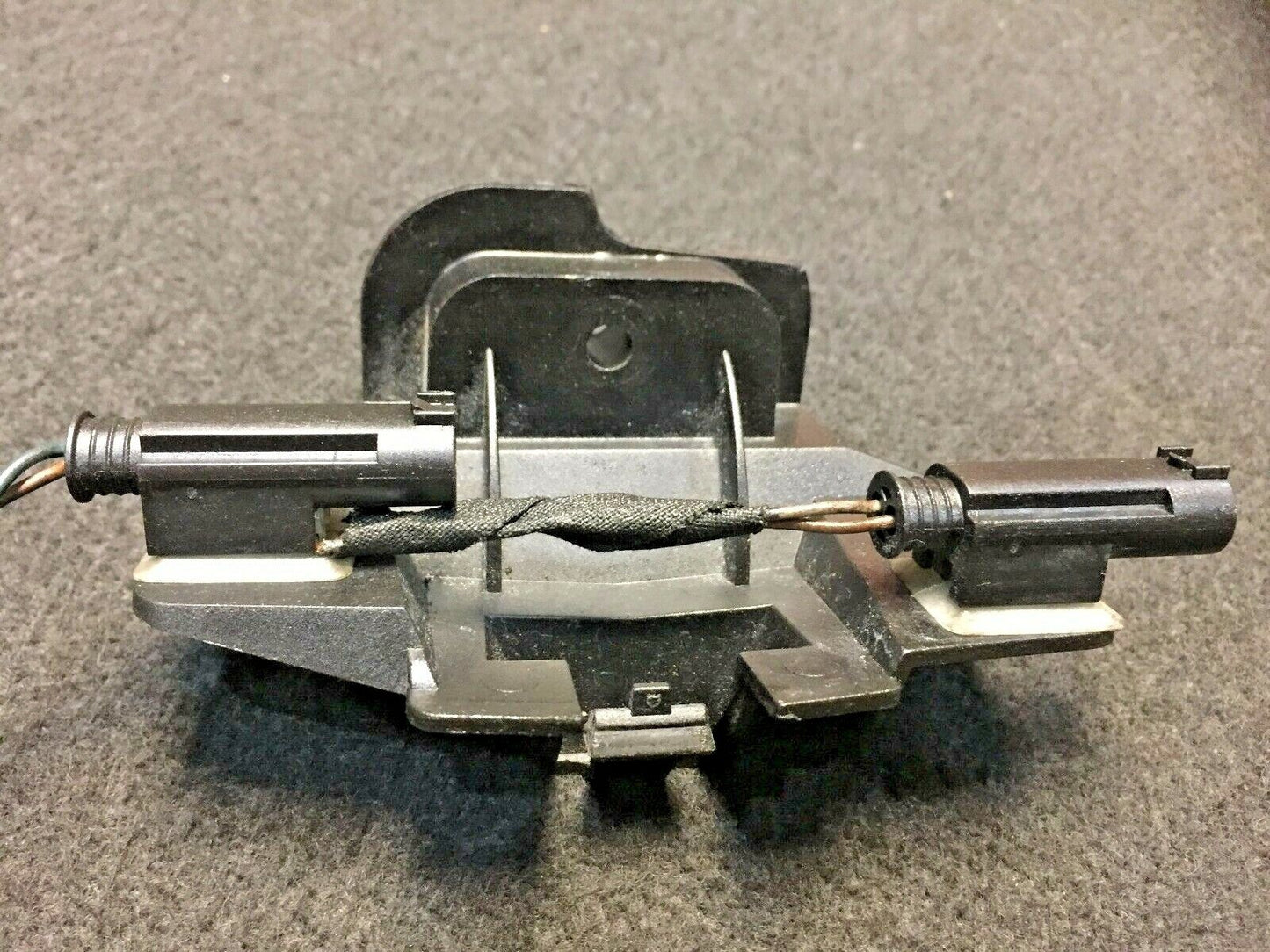 02 03 04 05 BMW E65 E66 Micro Air Housing Mount Bracket Holder 6901647 OEM