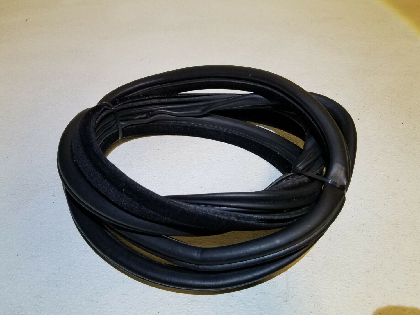 06 07 08 09 Range Rover Sport Rear Left Driver Side Door Weatherstrip Seal OEM