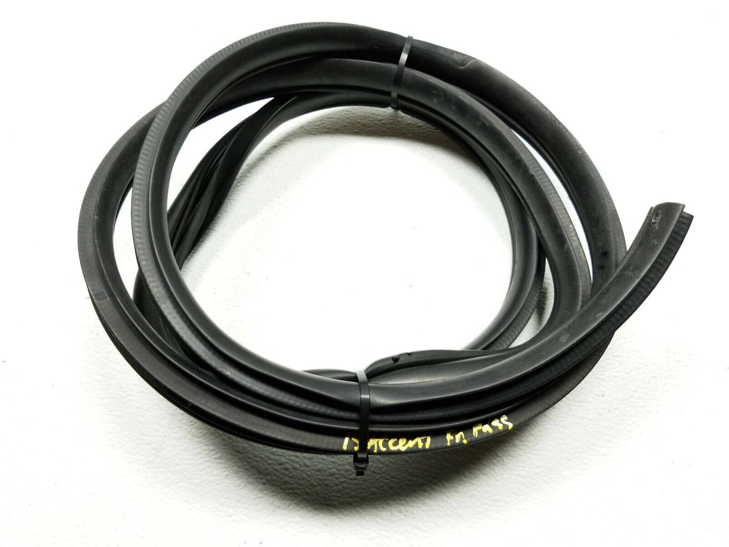 15 16 17 Hyundai Accent Hatch Front Right Pass Door Weather Strip Seal OEM