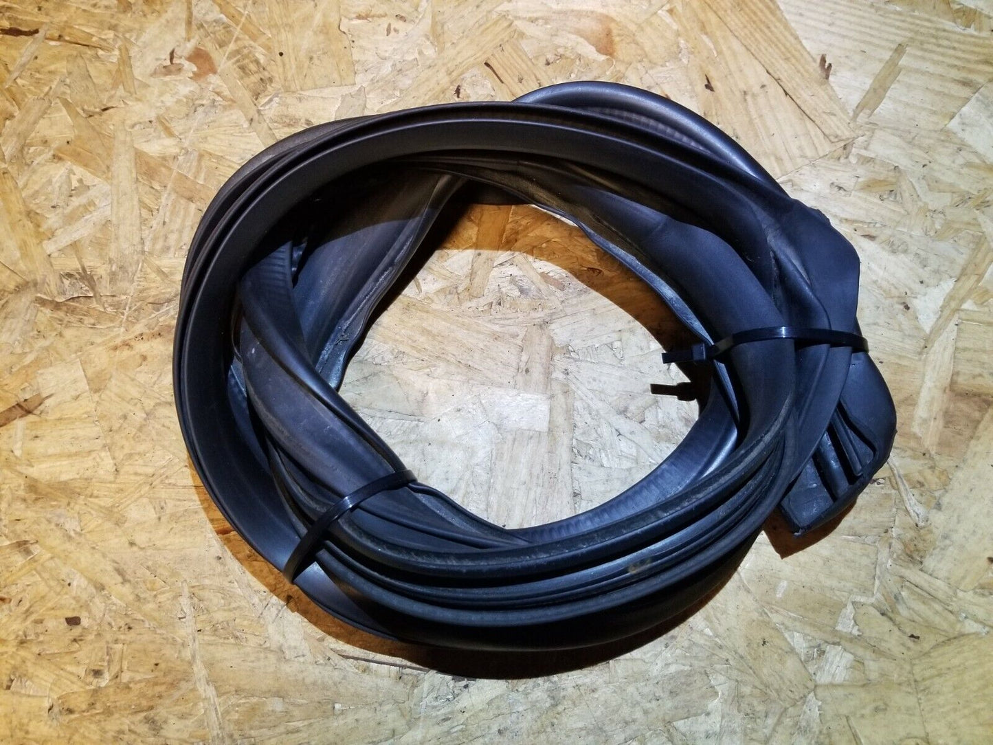 06 07 08 09 Saab 9-5 Aero Rear Right Passenger Door Weatherstrip Seal OEM