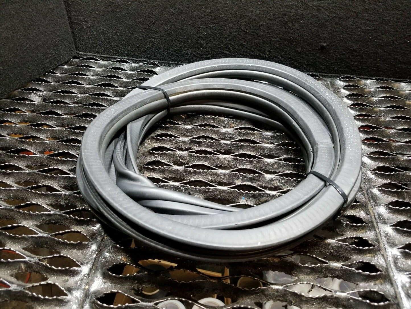 14 15 16 17 Jeep Cherokee Rear Door Weatherstrip Seal Passenger Side Right OEM
