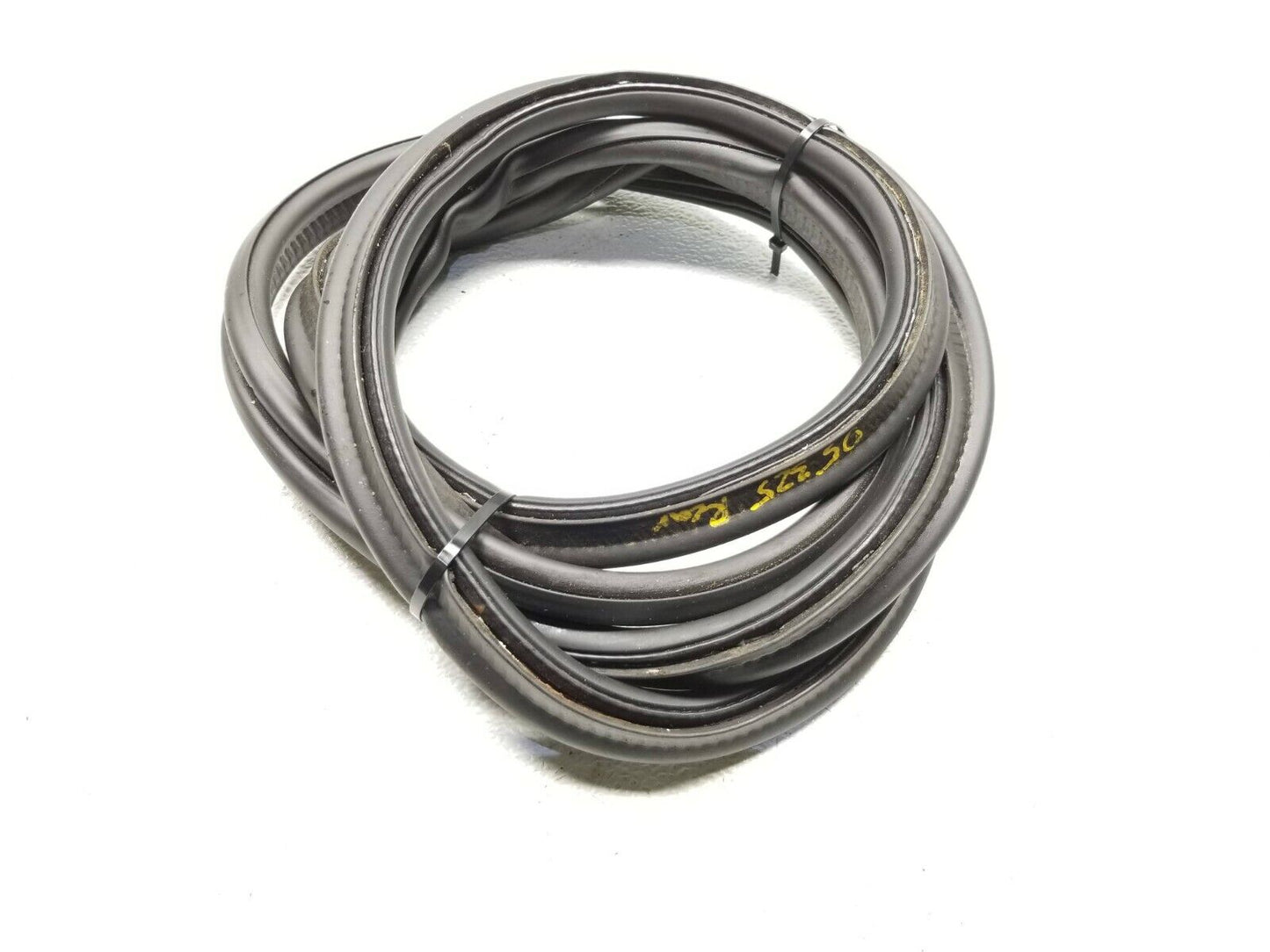 01 02 03 04 05 BMW E46 Sdn Rear Trunk Weatherstrip Seal OEM