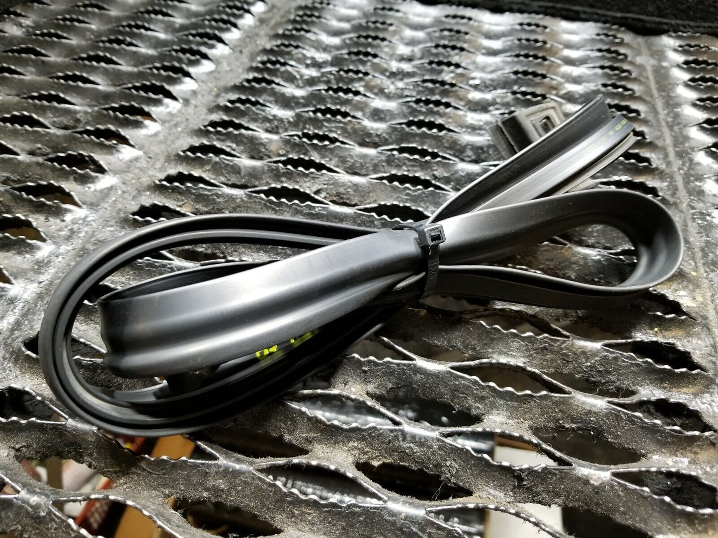 06 07 08 09 10 11 Hyundai Azera Front Right Pass Side Door Weaterstrip Seal OEM