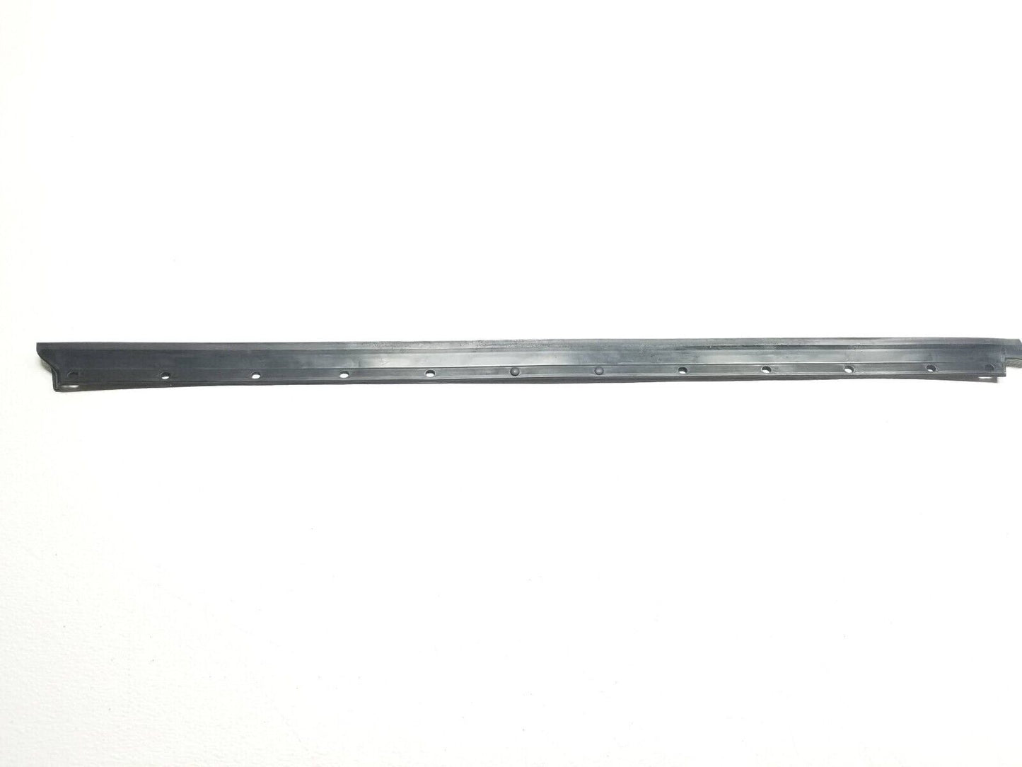 06 07 08 09 10 11 Mercedes Ml500 Door Lower Seal Molding Front Right Pass OEM