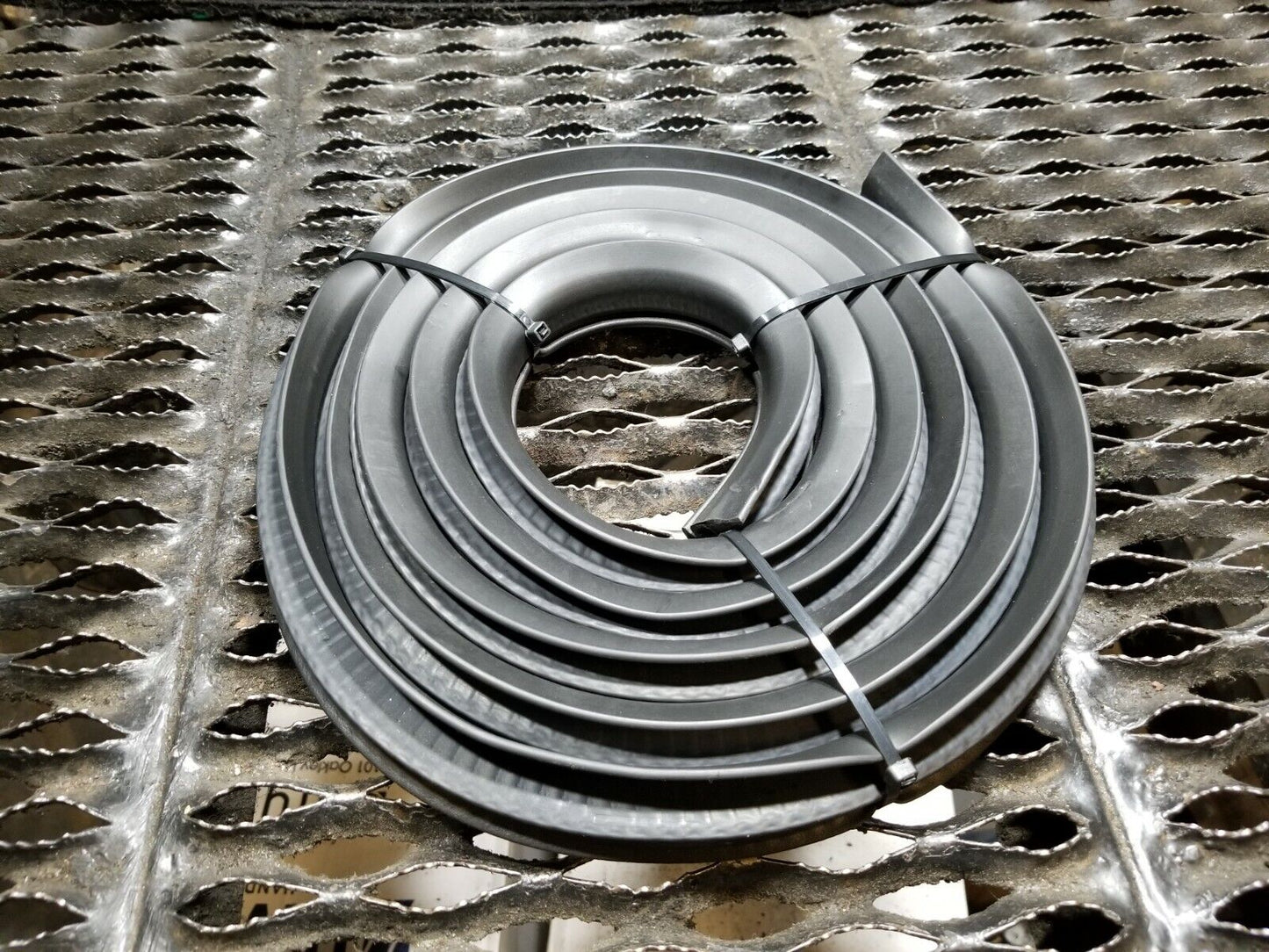 12 13 14 15 16 Jeep Patriot Front Right Pass Door Weatherstrip Seal OEM 54k