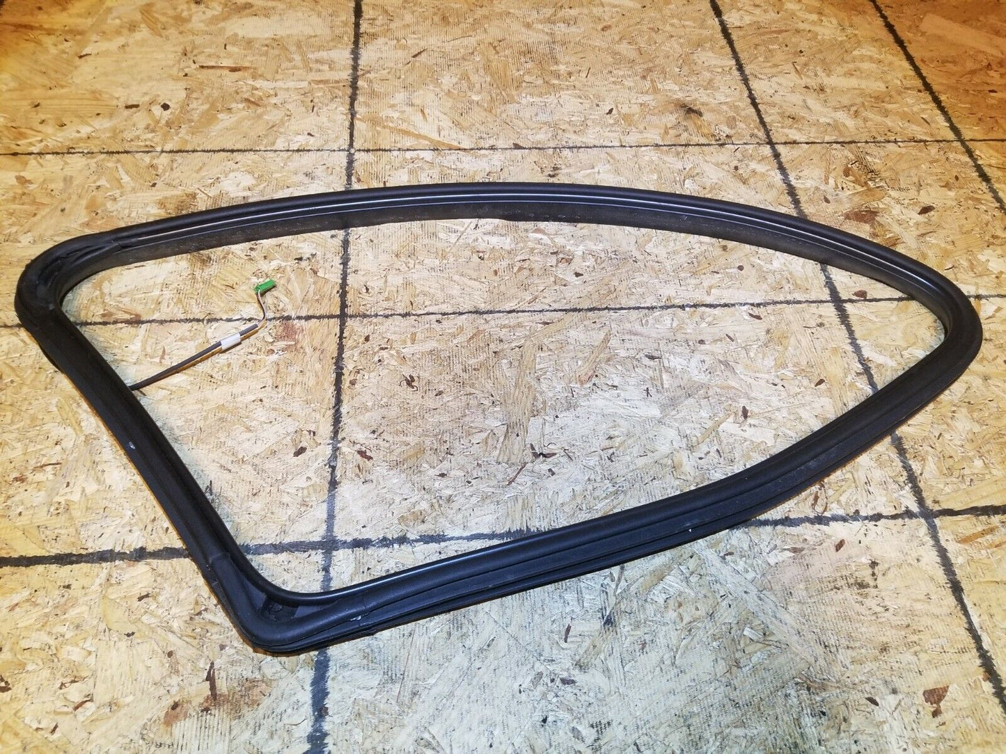 07 08 09 10 Mercedes R350 Rear Left Driver Side Quarter Window Seal  OEM