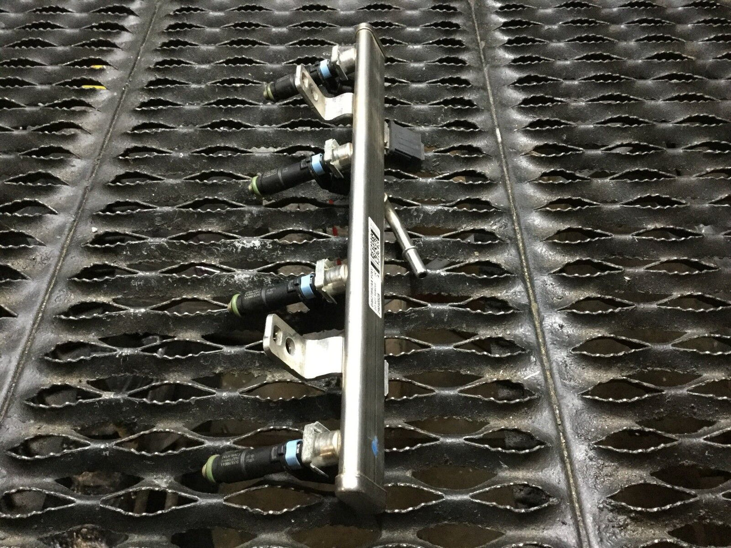 15 16 17 Chrysler 200 Fuel Rail W/ Injector OEM