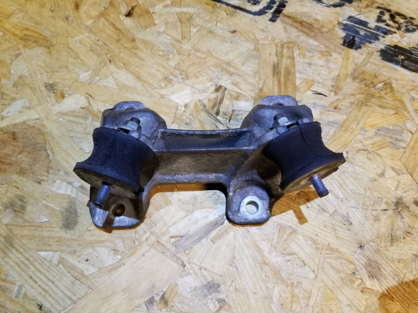 11 12 13 BMW 128i E82 3.0l N52 Automatic Transmission Mount Bracket OEM