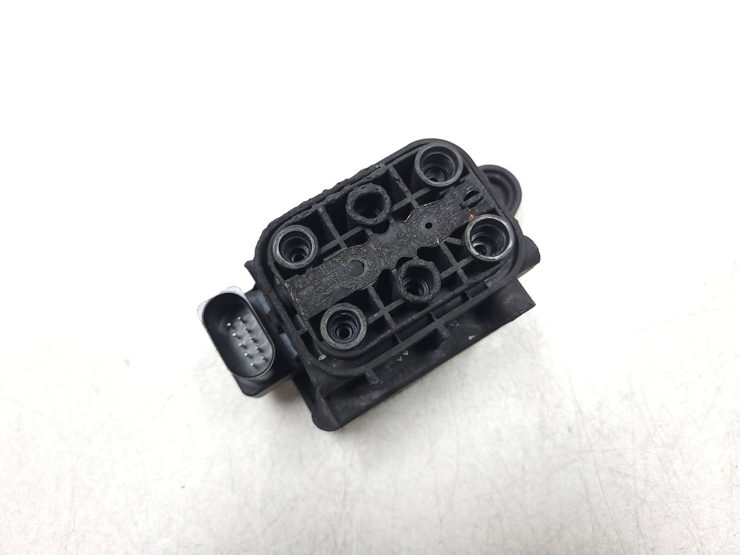 2010 - 2019 Jaguar XJ Air Suspension Control Solenoid Valve OEM