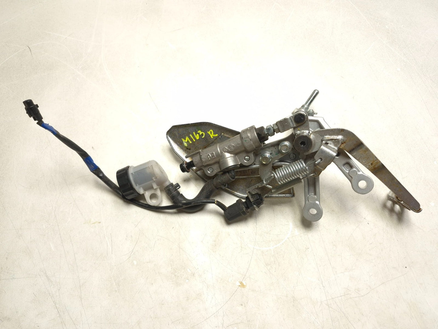2024 Yamaha R3 Yzfr3 Right Footrest W/ Brake Master Cylinder OEM