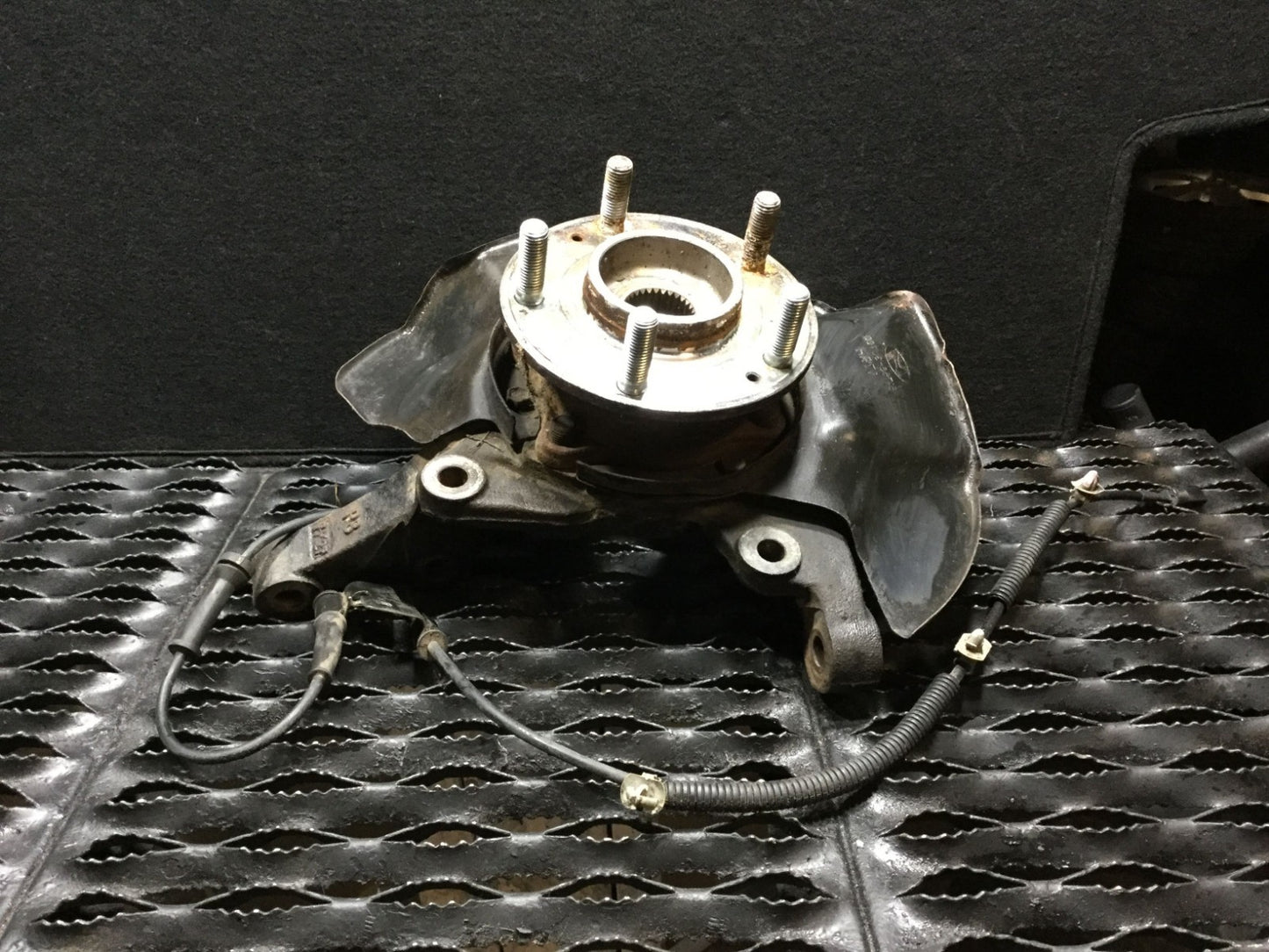 2008 Hyundai Veracruz Front Spindle Knuckle Wheel Hub Right Passenger Side OEM
