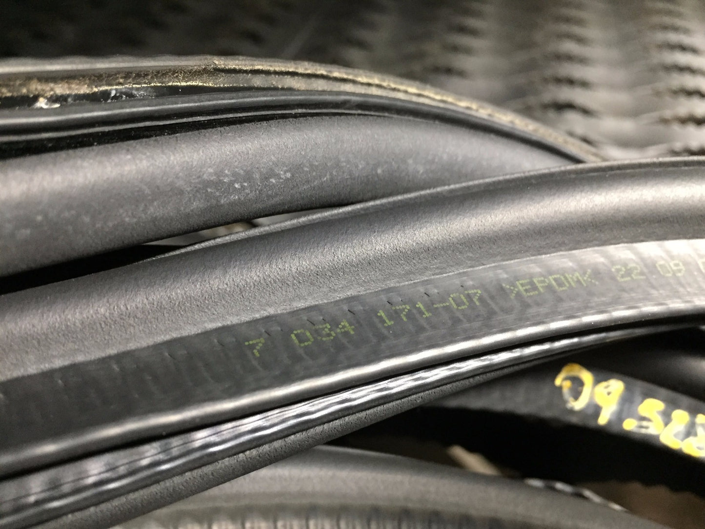 07 08 09 10 BMW E60 528ix Sedan Trunk Lid Weatherstrip Seal OEM