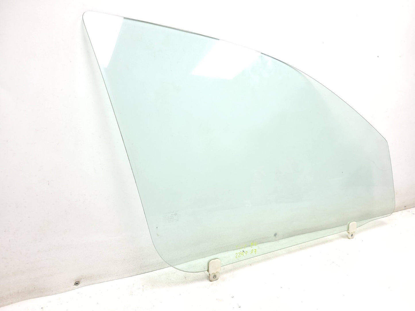 2009 Mitsubishi Outlander Front Door Window Glass Passenger Side Right OEM