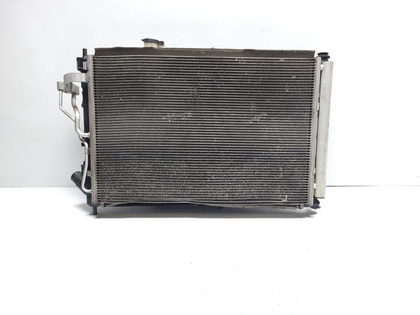 2014 Hyundai Elantra Gt A/c Condenser W/ Cooling Fan Assy OEM