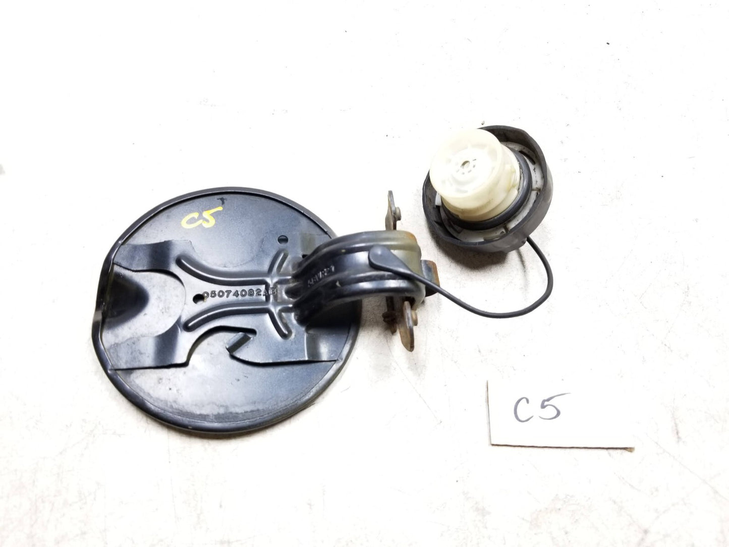 2007-2012 Dodge Caliber Sxt Gas Fuel Tank Door Lid Filler Cap OEM