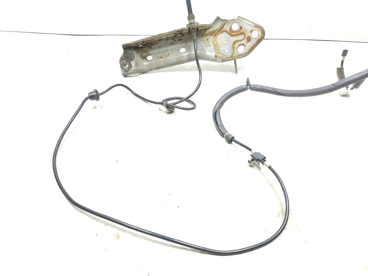 14-19 Chevrolet Silverado 1500 Front Right Rearward Fender Brace W/ Antenna OEM