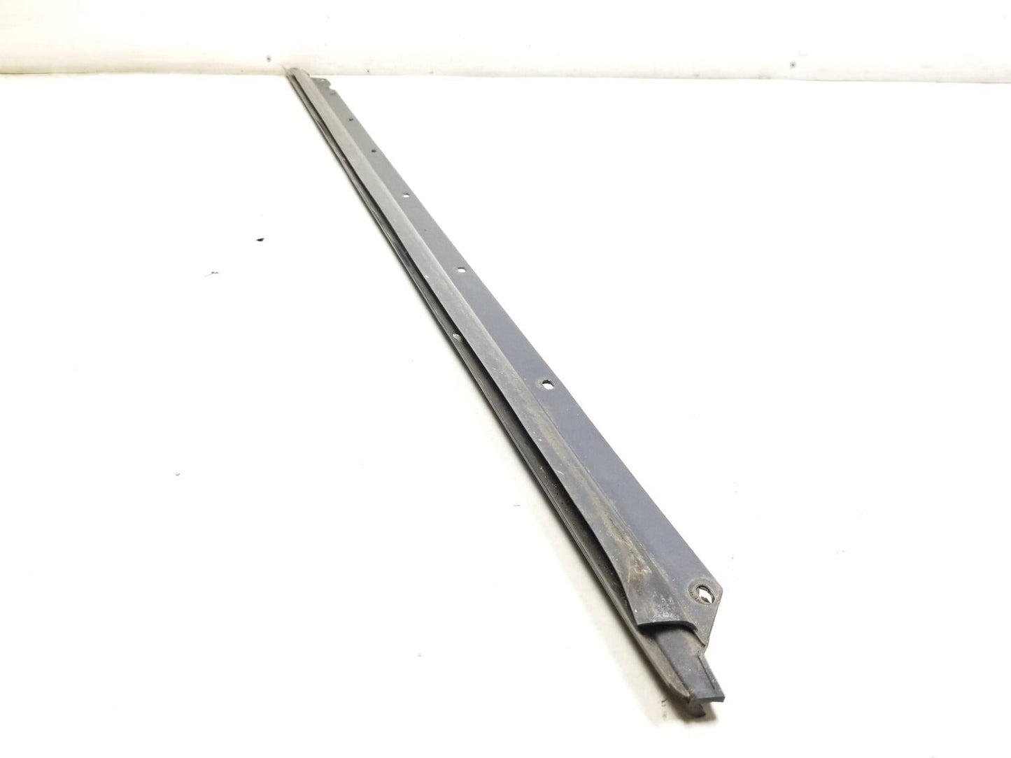 2008 - 2015 Nissan Rogue Front Door Window Belt Seal Driver Side Left 2pcs OEM