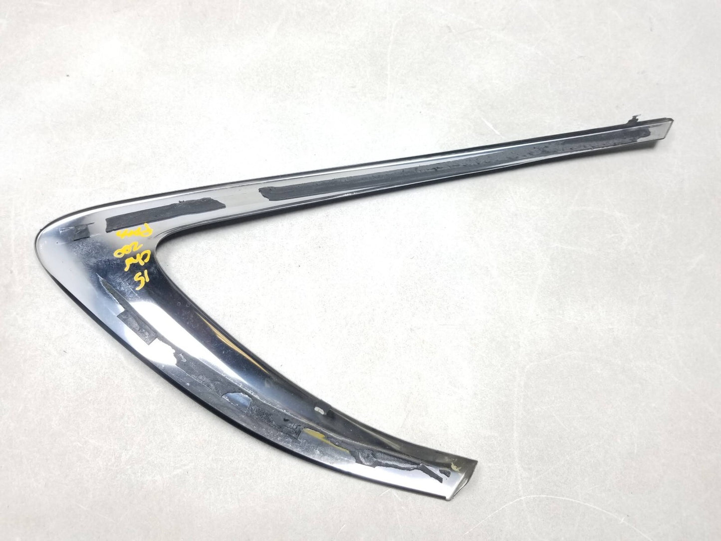 2015 Chrysler 200 Rear Quarter Glass Trim Molding Passenger Side Right OEM