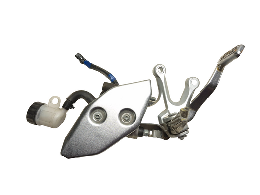 2024 Yamaha R3 Yzfr3 Front Right Foot Peg & Bracket  Master Cylinder & Pedal OEM