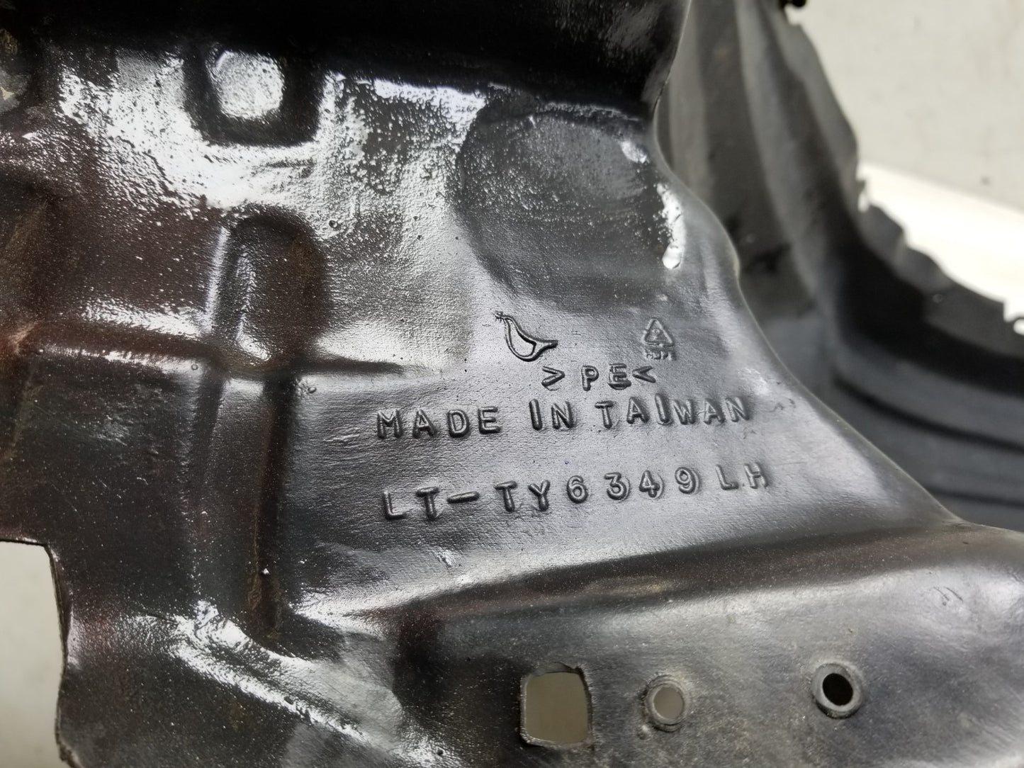 11-17 Lexus CT200h Front Fender Liner Splash Passenger Side Right OEM