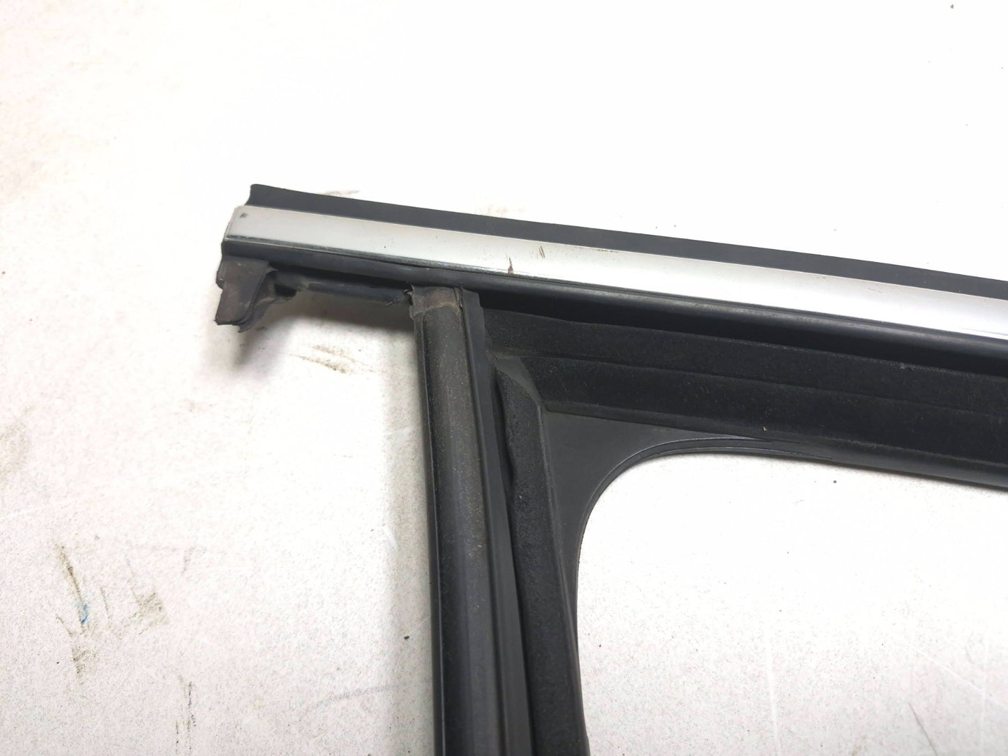 2011 Volkswagen Tiguan Front Door Weatherstrip Seal Passenger Side Rh 4pcs OEM