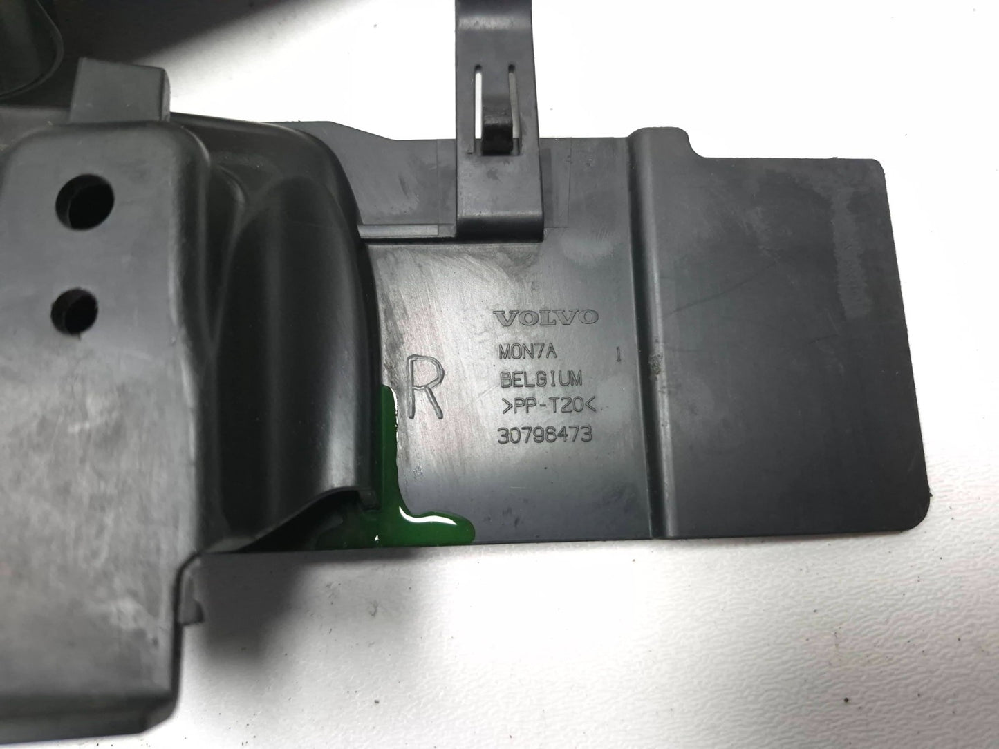 2013 Volvo S60 Front Radiator Air Guide Duct Left & Right Pair OEM