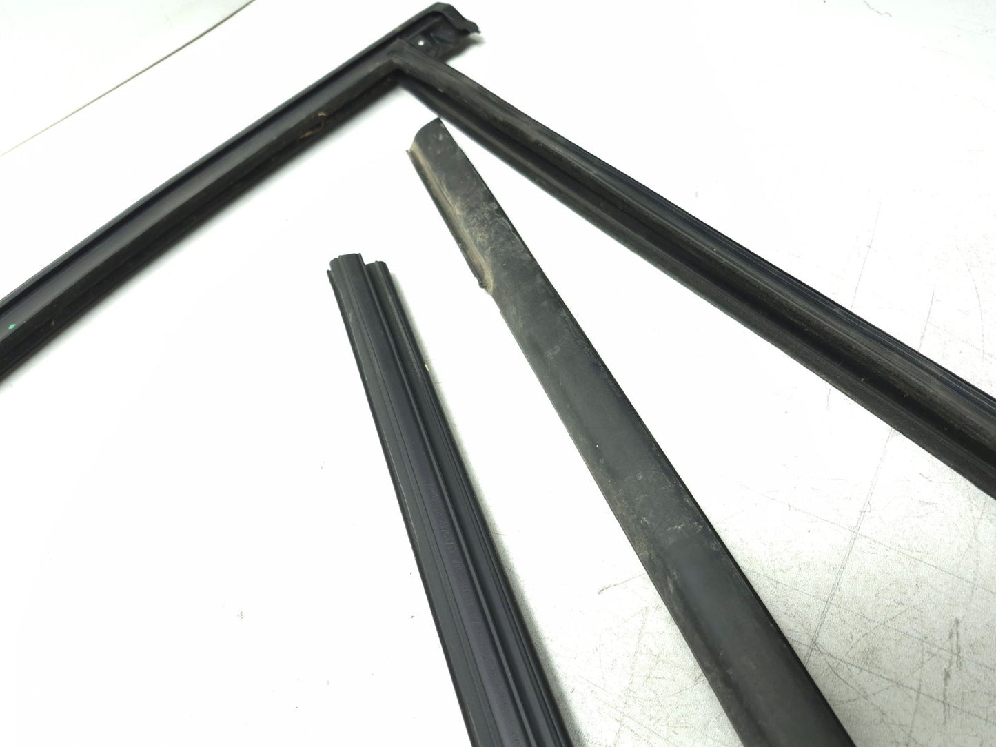 2013 Ford Focus Hatchback Front Door Weatherstrip Seal Passenger Side Right OEM