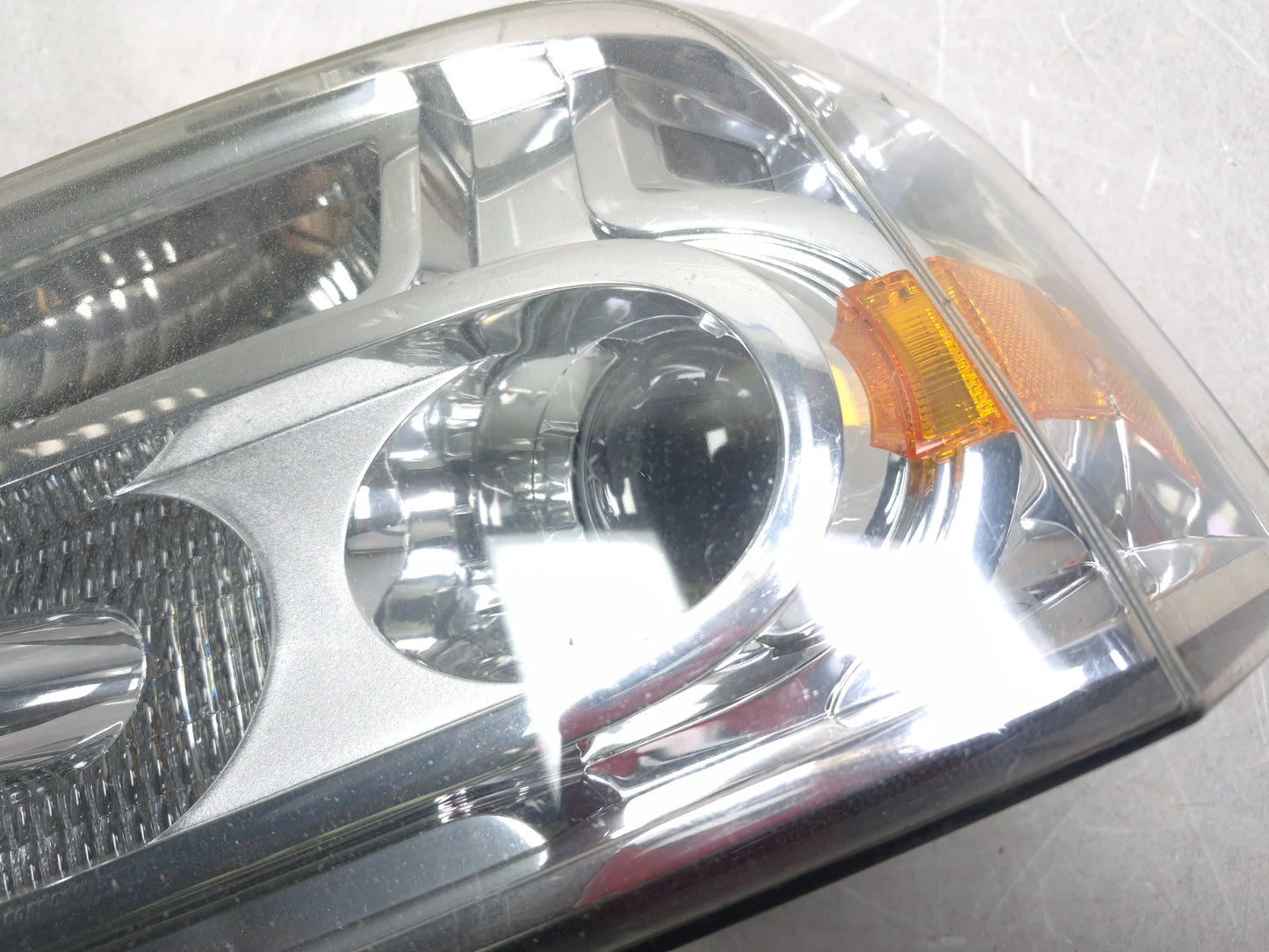 2008 Lincoln Navigator Headlight Driver Side Left OEM *damaged*