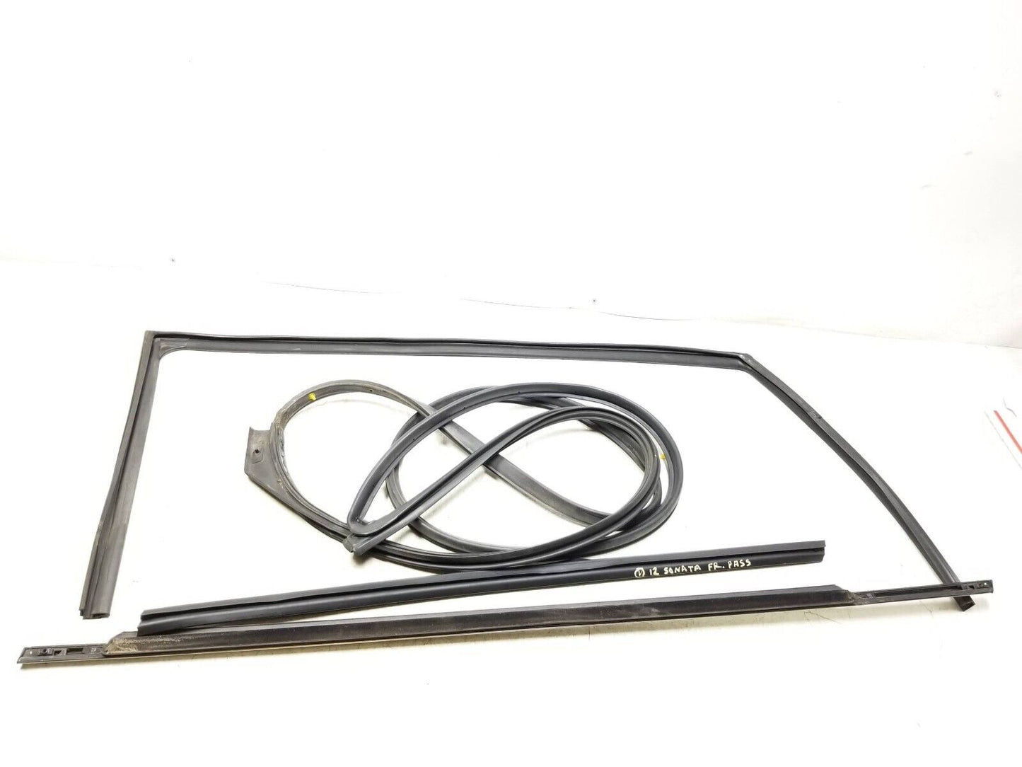 11-14 Hyundai Sonata Door Weatherstrip Seal & Belt Front Passenger Side Rh OEM