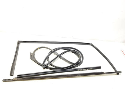 11-14 Hyundai Sonata Door Weatherstrip Seal & Belt Front Passenger Side Rh OEM