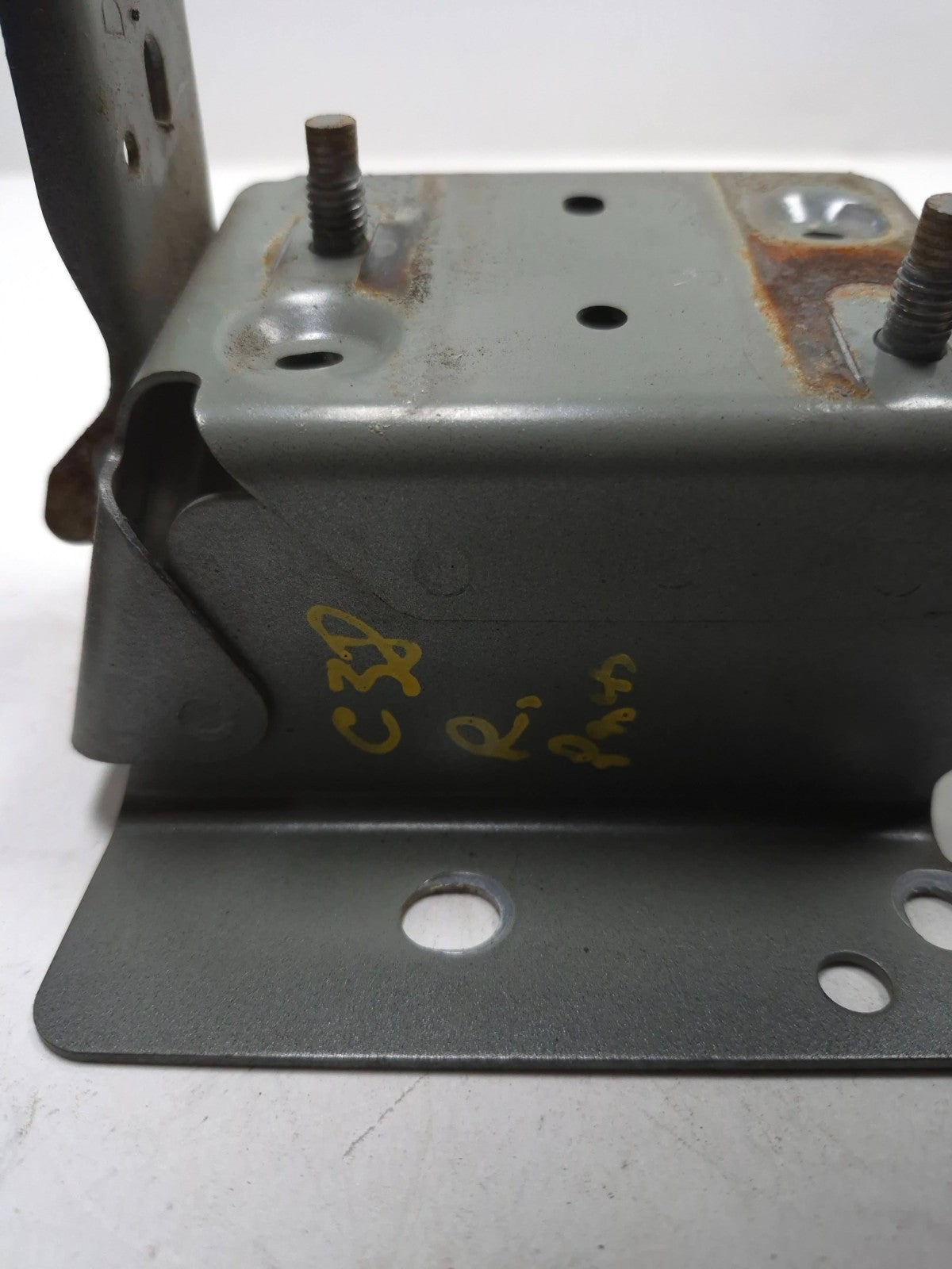 2015 Nissan Juke Rear Driver Bumper Mounted Bracket Left & Right OEM