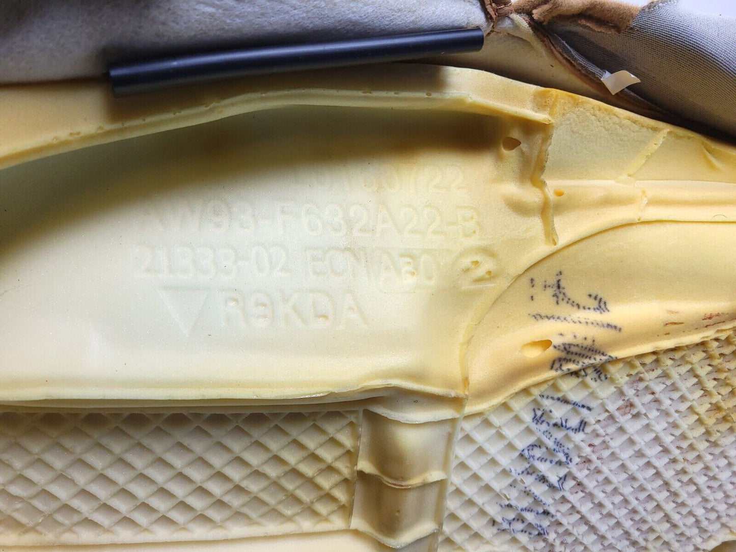 2010-1019 Jaguar XJ Front Seat Cushion Bottom Lower Passenger Right OEM