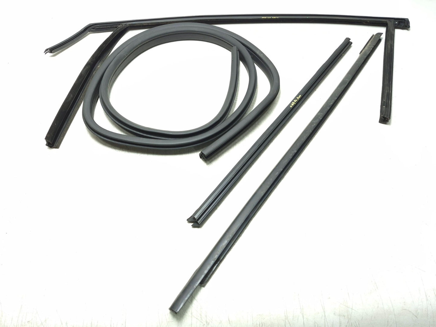 2013 Ford Focus Hatchback Front Door Weatherstrip Seal Passenger Side Right OEM