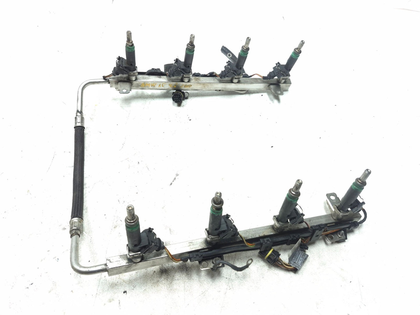 2010 BMW X5 4.8l Fuel Rail W/ Fuel Injector Set OEM