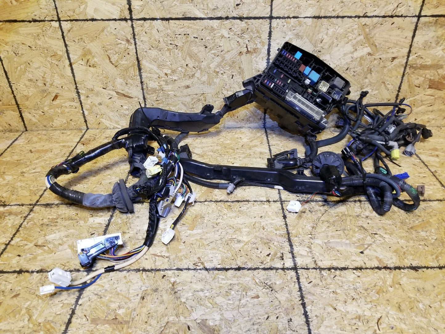2009 Toyota Scion Xb Under Hood Fuse Box Wire Harness W/ Fuse Box OEM