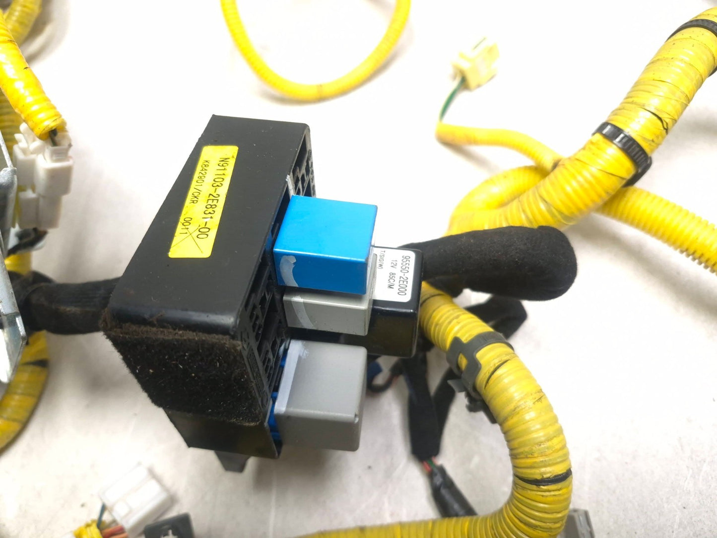 2008 Hyundai Tucson Dashboard Wire Harness W/ Relay Junction Box Assy OEM